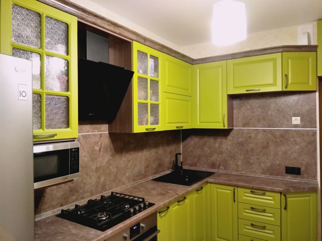 кухня оливкового цвета с варочной поверхностью